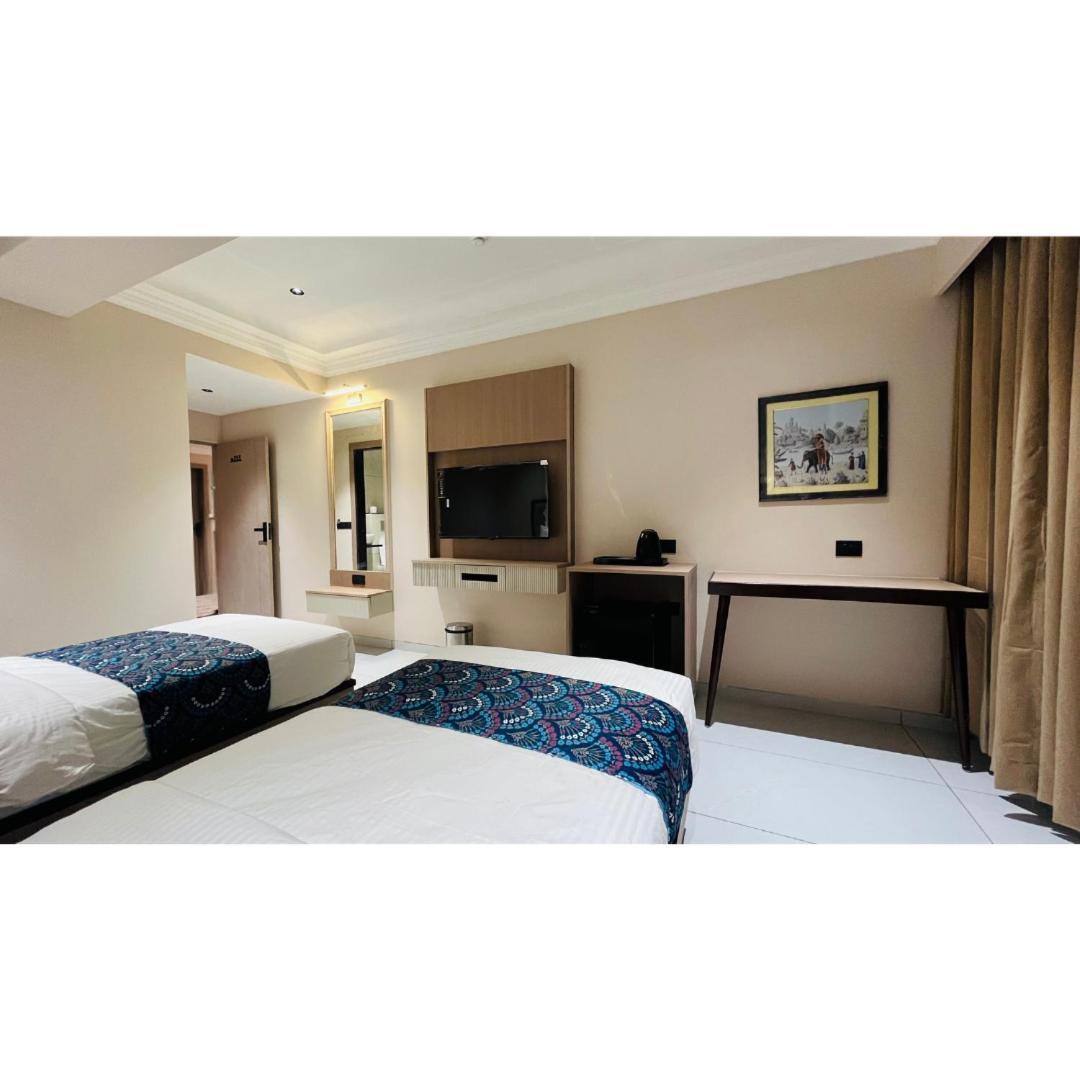 Hotel Royal Town アーメダバード エクステリア 写真