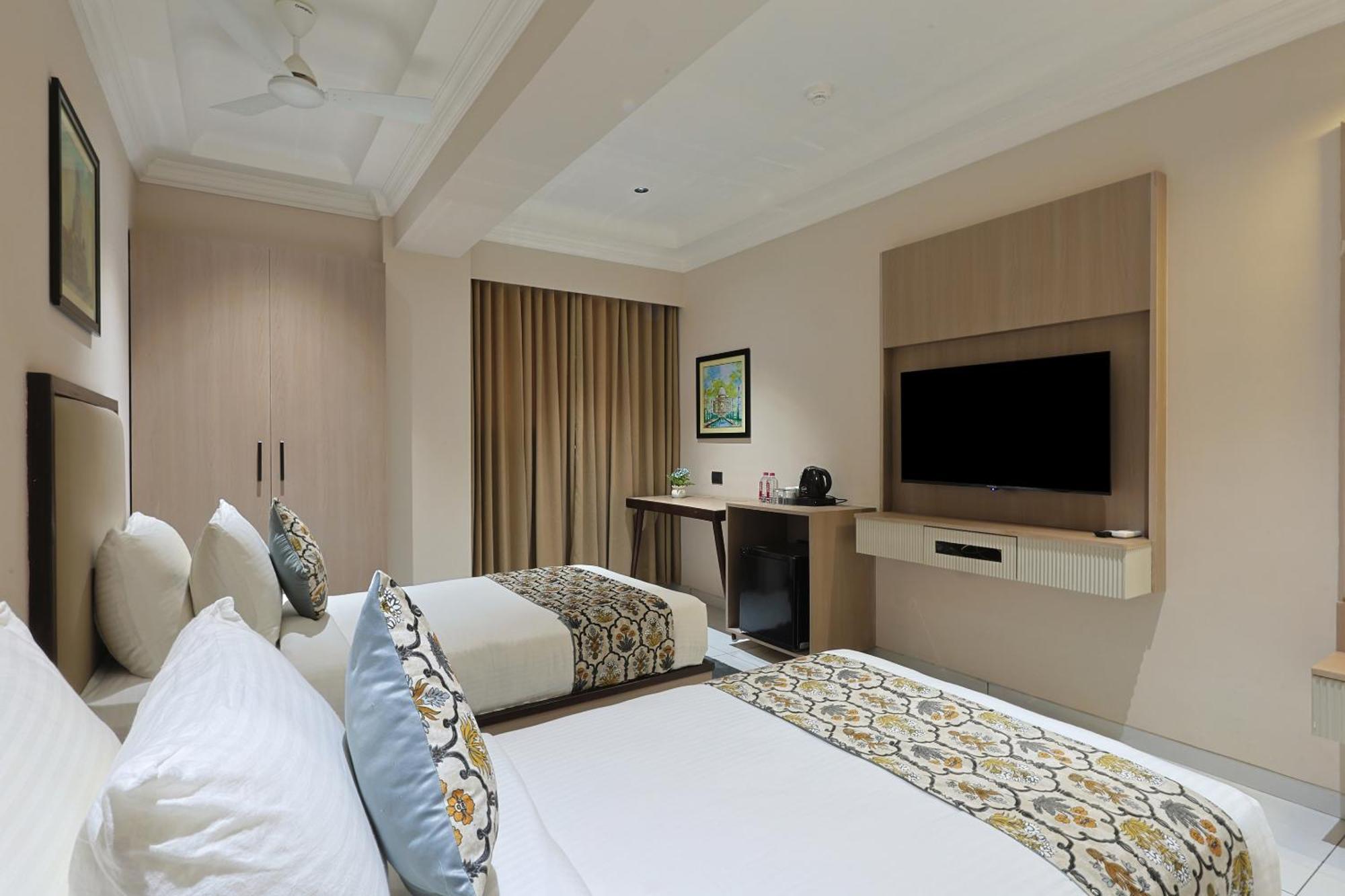 Hotel Royal Town アーメダバード エクステリア 写真